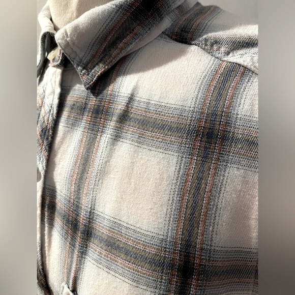 Universal Thread Women Long sleeves Plaid Shirt in medium - Picture 9 of 10